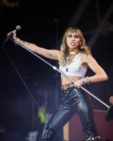 Miley Cyrus vystupuje na festivalu glastonbury 2019