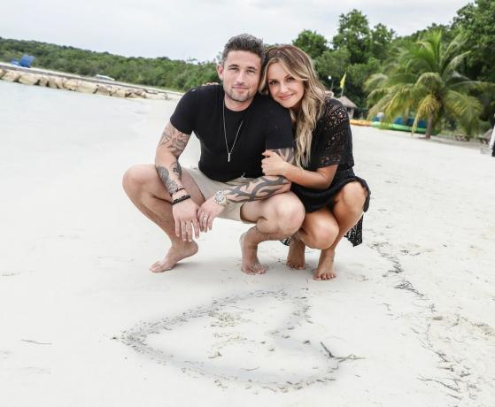 Novomanželé country hudby michael ray a carly pearce na líbánkách ve velkolepých bungalovech nad vodou v sandálech na jižním pobřeží na Jamajce