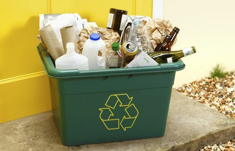 odpadky k recyklaci na prahu do sběru