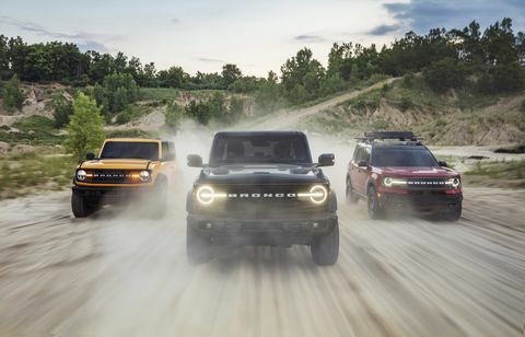 předprodukční verze celé nové řady 2021 bronco všech 4x4 robustních suvů, zde ukázané, zahrnují levé broncoové dveře v kybernetickém oranžovém metalickém tri kabátě, bronco čtyři dveře ve stínu černé a bronco sport v rychlém červeném metalickém zbarvení čirého laku