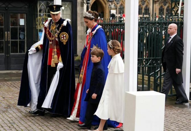 jejich veličenstva král Karel III. a královna Camilla korunovační den