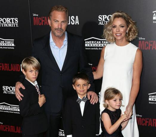 hollywood, ca. únor 09 herec Kevin costner, manželka christine baumgartner a děti se účastní premiéry Disney mcfarland, USA v divadle el capitan dne 9. února 2015 v hollywoodu, kalifornie foto od davida livingstongettyho snímky