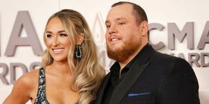 Nicole hocking combs a luke combs se účastní 56. ročníku cen cma