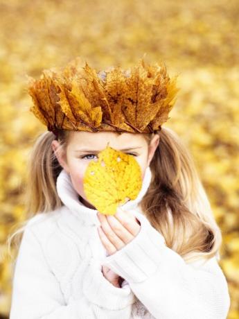 dívka s korunou z podzimního listí