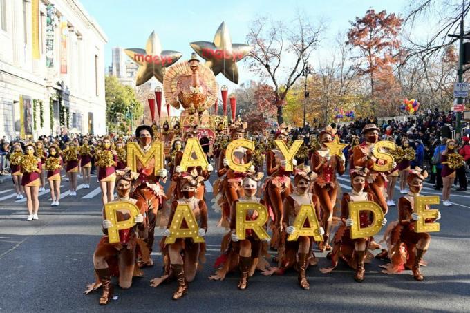 tisíce lidí se účastní 95. průvodu na den díkůvzdání macys dne 25. listopadu 2021 v new yorku, průvod se vrátil do svého v plné velikosti letos poté, co byla zmenšena a uzavřena pro veřejnost v roce 2020 kvůli pandemii koronaviru, fotografie od alexi rosenfeldgetty images