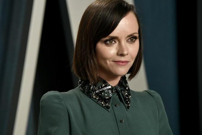 christina ricci se účastní oscarového večírku 2020 v zelených šatech s oslněným límečkem