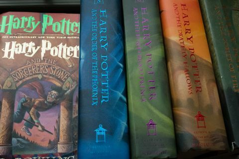 Sbírka knih Harryho Pottera je vyobrazena v domě Caitlin Moore ve Washingtonu, DC.
