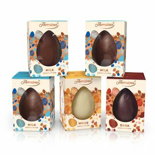 Kolekce velikonočních vajíček z mléčné, bílé a tmavé čokolády