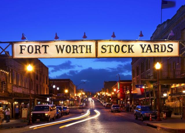 fort worth stock yards on exchange street je historická čtvrť ve fortworth, texaská čtvrť je uvedena v národním registru historických míst a byla bývalým trhem s játry