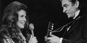 johnny cash a june carter cash vystupují společně