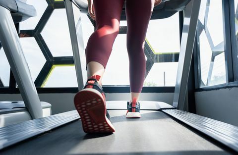 mladé ženy chodit a běhat v běžeckém pásu v tělocvičně
