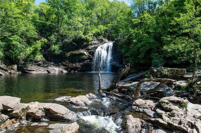 Falls of Falloch, malebný vodopád v Loch Lomond a národní park Trossachs, 5 km jižně od Crainlarichu na A82, Stirling Region, Skotsko