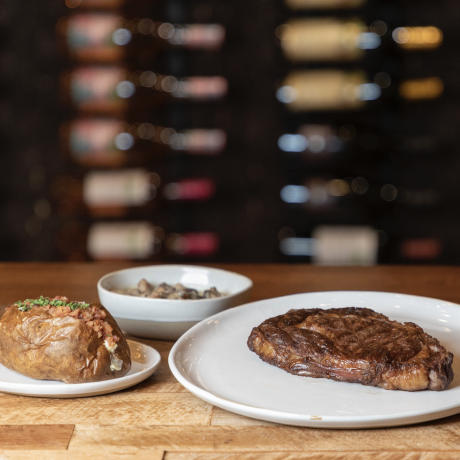 řada jídel na ranči u řeky Westgate zahrnuje steak, naložené brambory, zeleninu a další