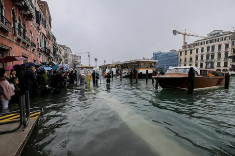 Příliv zvyšuje hladinu vody v Benátkách