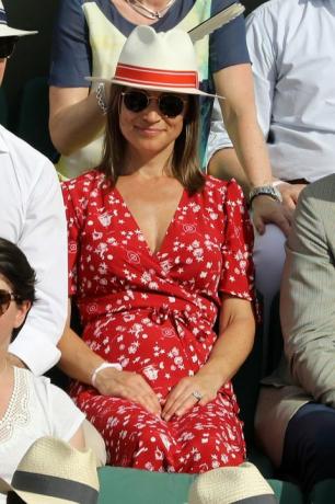 pippa middleton francouzské otevřené červené šaty