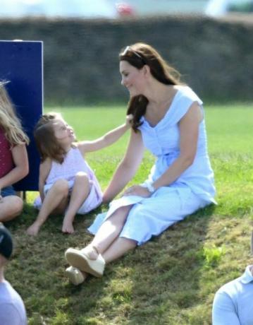 Prince George a princezna Charlotte Hrajte s Kate Middleton