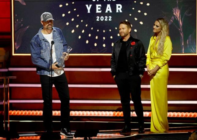 Nashville, Tennessee 12. října na této fotce vydané 14. října 2022, walker hayes, shane mcanally a kelsea ballerini mluví na pódiu během umělci roku 2022 cmt v symfonickém centru Schermerhorn dne 12. října 2022 v Nashvillu, Tennessee, fotografie od jasona kempingettyho obrázky pro cmt