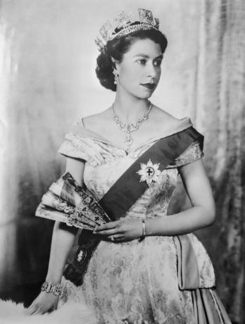 originální titulek Portrét anglické královny Alžběty II. na čele s diadémem a stuhou řádu garderů