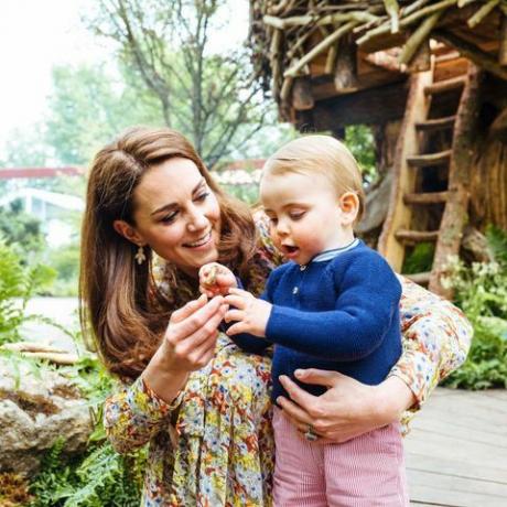 Kate Middleton dává princi Georgovi, princezně Charlotte a princi Louisovi soukromou prohlídku zpět do přírodní zahrady