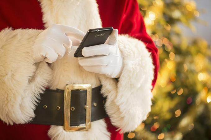 Santa claus drží mobilní telefon