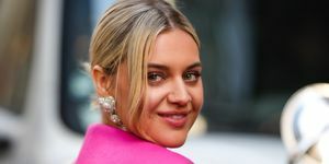 kelsea ballerini nosí růžový žebrovaný vlněný top s čtvercovým výstřihem, mimo carolina herrera, během newyorského týdne módy, 13. února 2023 v new yorku foto od edward berthelotgetty images