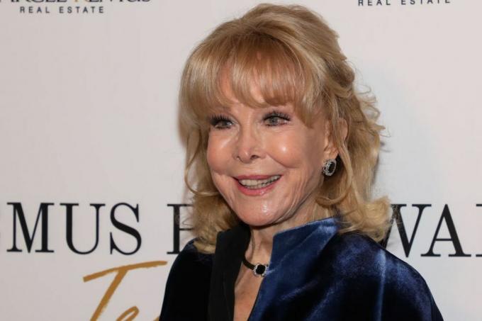 Beverly hills, california březen 08 barbara eden se účastní akce remus pre award tea time v hotelu beverly hills dne 8. března 2023 v beverly hills, california photo by paul archuletagetty images