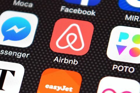 Aplikace Airbnb na mobilním telefonu