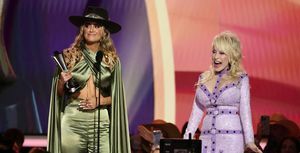 lainey wilson přebírá cenu pro umělkyni roku od Dolly Parton na pódiu 58. akademie country music