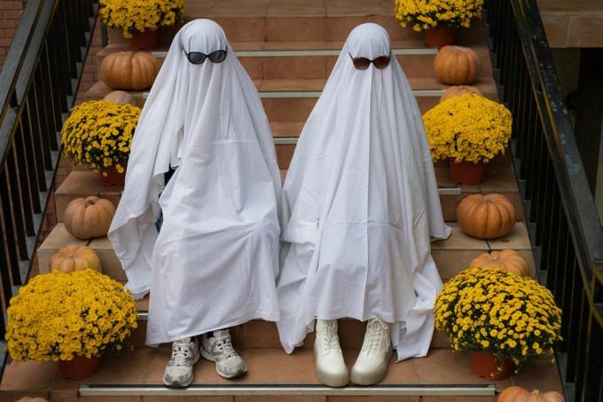 trendy zábavou je oblékat se do bílých přehozů nebo prostěradel symbolicky znázorňujících duchy ghost challenge