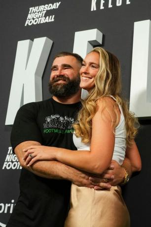 philadelphia, pa září 08 l r jason kelce pózuje na fotografii s kylie kelce během dokumentu o kelce premiéra v divadle suzanne roberts 8. září 2023 ve Filadelfii, Pensylvánie foto cooper neillgetty snímky