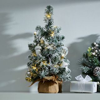 1,5 stopa předsvícený zasněžený vánoční strom