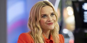 Reese Witherspoon sedí na televizi