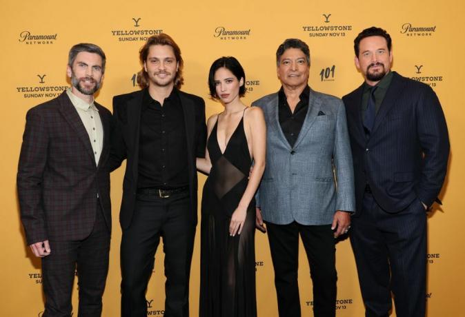 new york, new york listopad 03 l r wes bentley, luke grimes, kelsey asbille, gil birmingham a cole hauser se účastní prvořadých Yellowstone sezóna 5 premiéra v New Yorku v divadle Walter Reade 3. listopadu 2022 v New Yorku foto od dia dipasupilgetty snímky