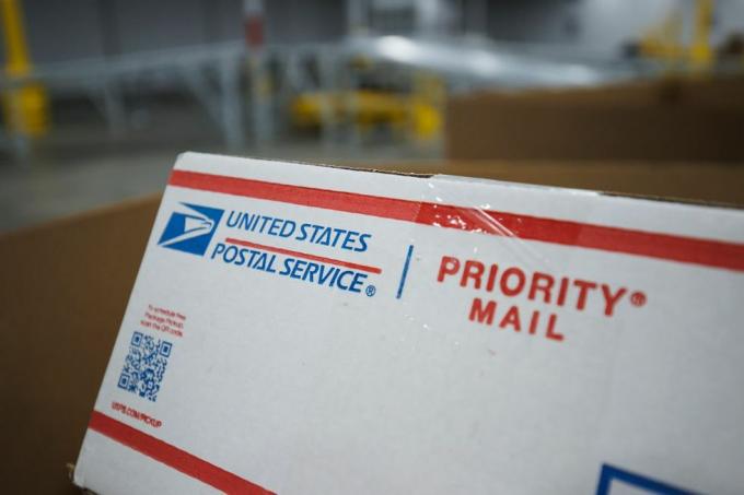 la vergne, tn. listopad 04 detailní pohled na logo usps na kousku prioritního poštovního obalu během mediálního turné po Spojených státech podpora balíku poštovních služeb příloha 4. listopadu 2021 v La Vergne, Tennessee USPS zaznamenala o 48 procentech nárůst poptávky po doručování zásilek v minulé prázdninové sezóně foto od Brett carlsengetty images