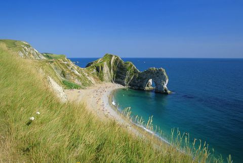 Pohled z pobřežní cesty Durdle Door, oblouk Purbeck vápence, v blízkosti West Lulworth, Dorset, Anglie, Velká Británie