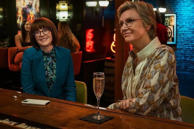 megan mullally jako lydia a jane lynch jako constance v baru ve scéně z večírku ve scéně 3