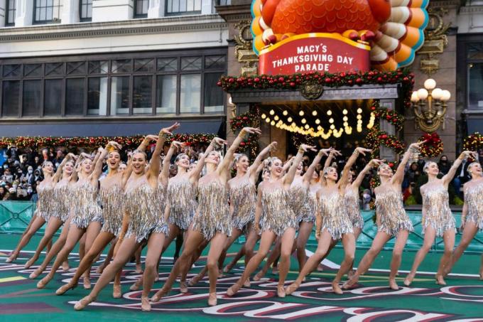 macys přehlídka dne díkůvzdání 2021 na snímku radio city rockettes photo by eric liebowitznbcnbcu fotobanky přes getty images