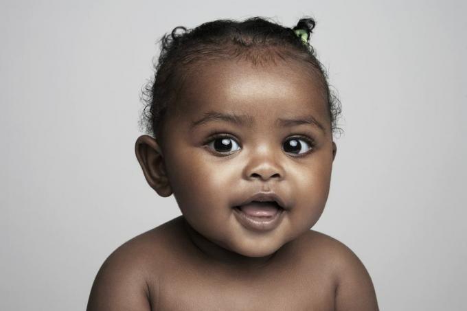 holčička, která je 6 až 9 měsíců s úsměvem, portrét
