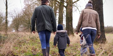 Rodina na zimní procházce v krajině společně