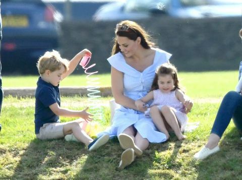 Prince George a princezna Charlotte Hrajte s Kate Middleton