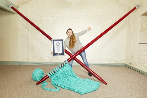 Elizabeth Bond překonává rekord Guinness World Record pro největší pletací jehlice.