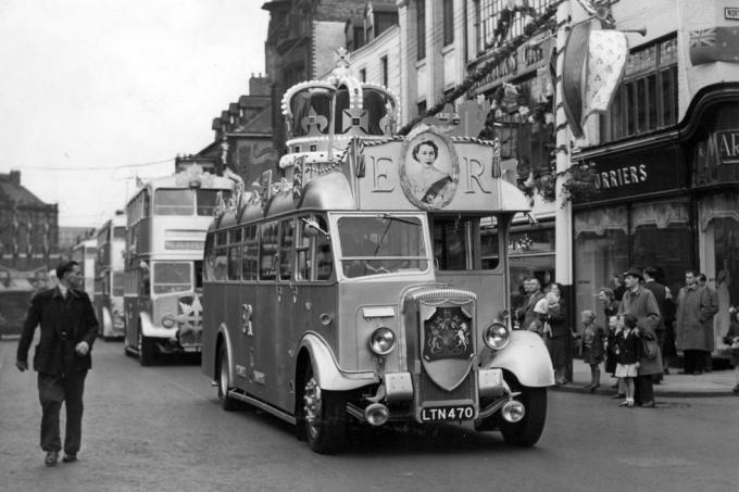 korunovace královny Alžběty II. korporace městských rad newcastle jednopatrový autobus, který bude k vidění během korunovačních slavností oficiální zahájení vyzdobené ulice v Newcastlu průvod vyzdobených autobusů projíždějících ulicí Northumberland 29. května 1953 foto od ncj kemsleyncj archivemirrorpix via getty snímky