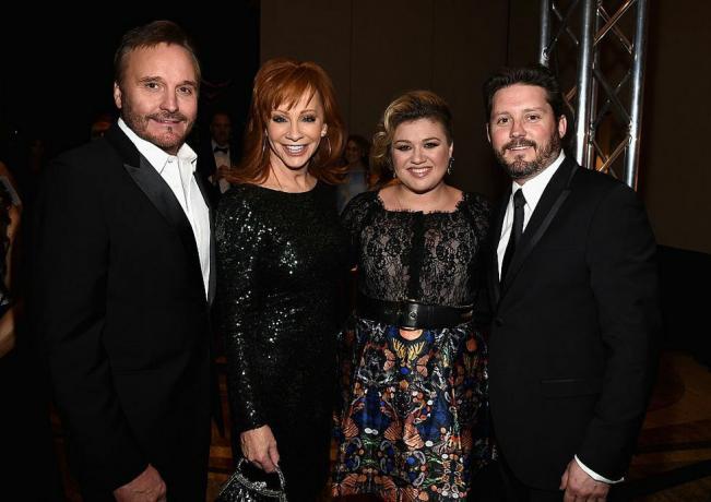 phoenix, az březen 28 l r tv producent narvel blackstock, zpěváci reba mcentire, kelly clarkson a brandon blackstock navštěvují zápas celebrit Muhammad alis noc xxi v jw marriott phoenix desert ridge resort spa dne 28. března 2015 ve fénixu v arizoně fotografie michaela bucknergettyho obrázky pro boj celebrit noc