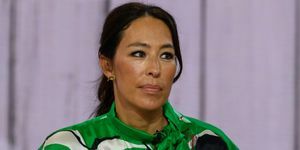 joanna gaines sedí v křesle