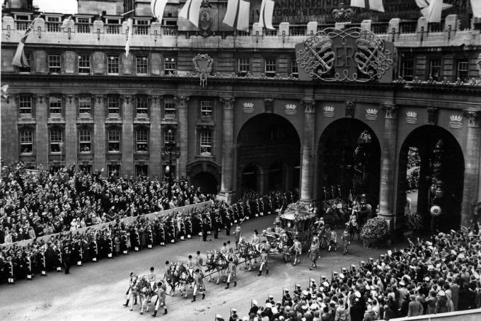2. června 1953 korunovační kočár královny Alžběty II. a průvod procházející obloukem admirality na cestě z westminsterského opatství do buckinghamského paláce foto hulton archivegetty images
