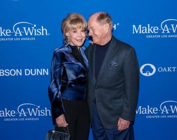 hollywood, california listopad 19 l r barbara eden a jon eicholtz se zúčastní slavení přání las wish gala 2022 uvádí gibson dunn v paramount studios dne 19. listopadu 2022 v hollywoodu, kalifornii fotografie od tiffany rosegetty pro přání větší la