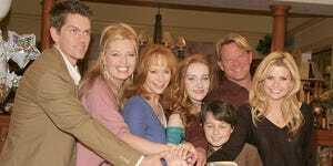 culver city, ca. prosince 12 l steve Howey, melissa peterman, reba mcentire, joanna garcia, mitch holeman, christopher rich a scarlett pomers z obsazení reba zúčastnit oslavy show 100. epizoda 12. prosince 2005 v culver city, kalifornie foto od marsaili mcgrathgetty snímky