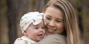 bindi irwin a její dítě grace objímání