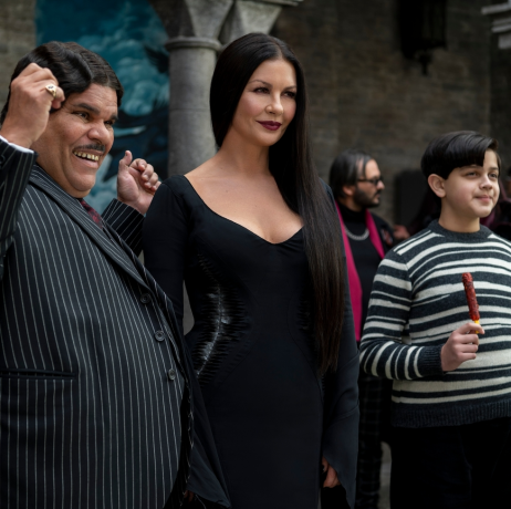 Catherine zeta jones jako Morticia Addams a Luis Guzmán jako Gomez Addams, plus Isaac Ordonez jako Pugsley Addams