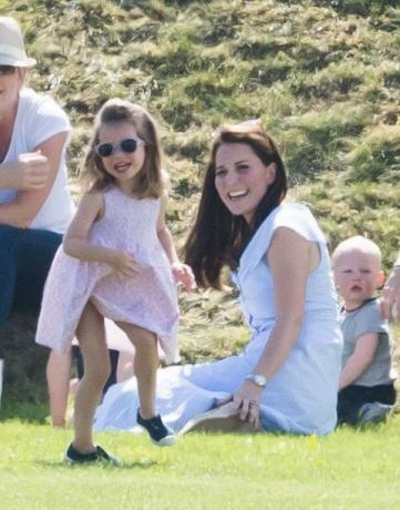 Prince George a princezna Charlotte Hrajte s Kate Middleton